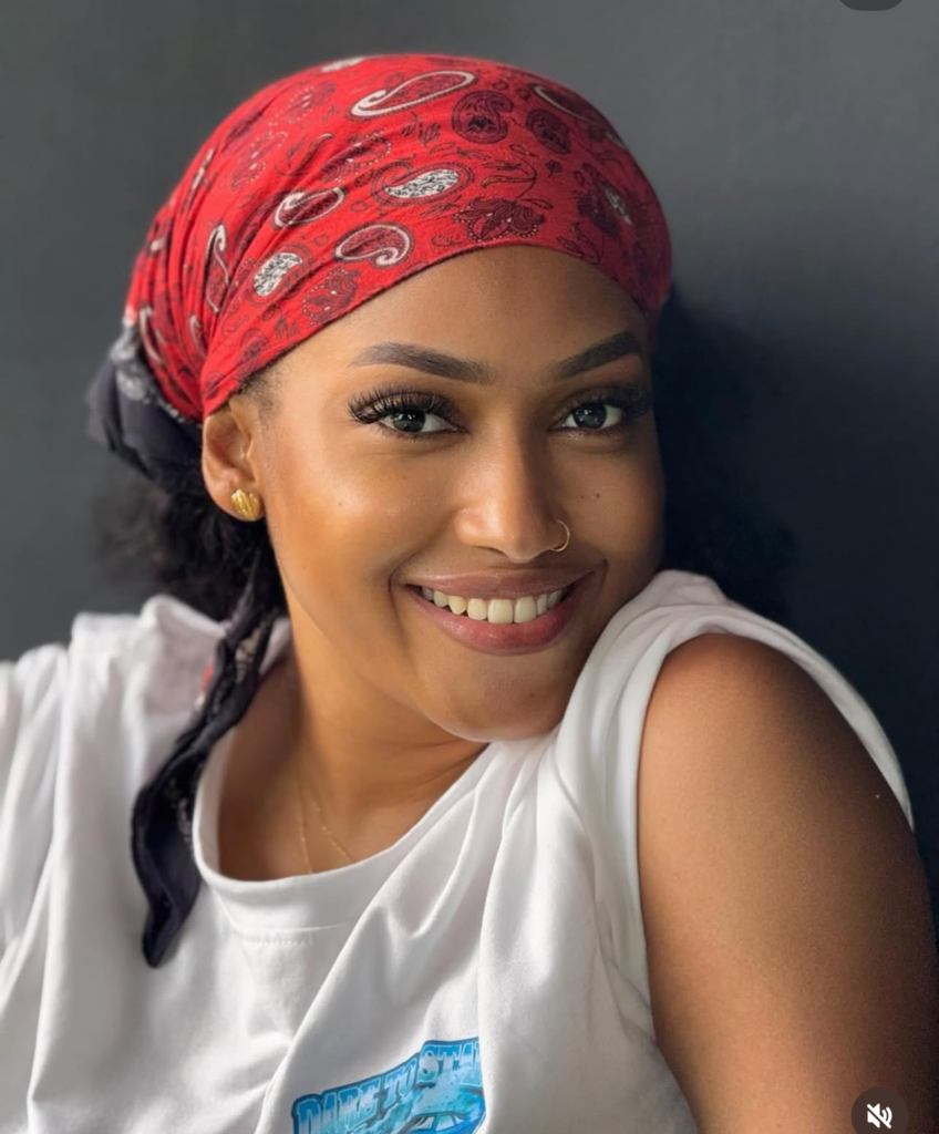 image-14-848x1024 (03 photos): La présentatrice Eva plus canon sans make up