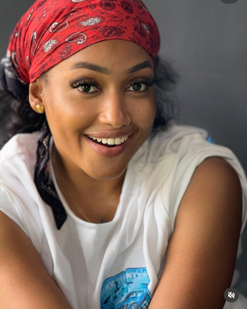 image-15-820x1024 (03 photos): La présentatrice Eva plus canon sans make up