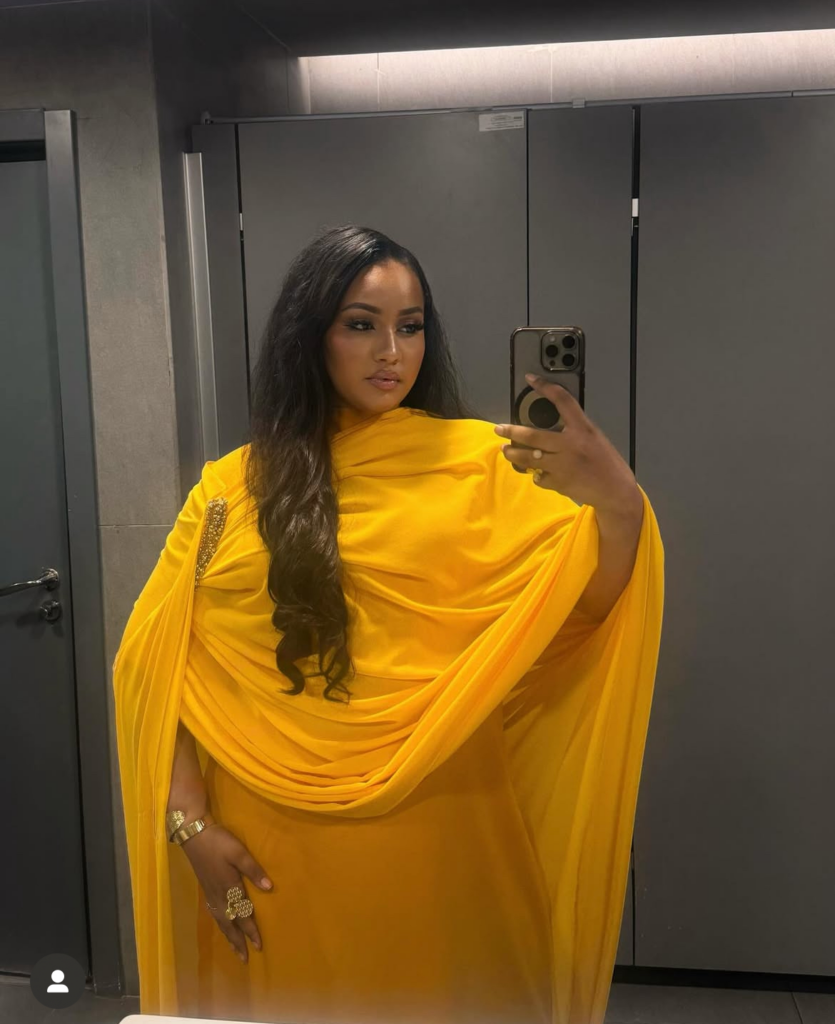 image-74-835x1024 (Photos)- Cheveux au vent, Faynara rayonne en jaune solaire