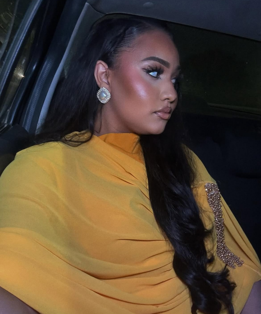 image-75-852x1024 (Photos)- Cheveux au vent, Faynara rayonne en jaune solaire