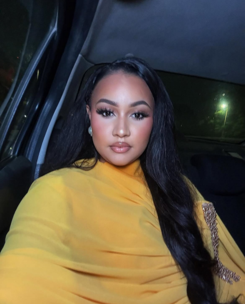 image-76-826x1024 (Photos)- Cheveux au vent, Faynara rayonne en jaune solaire