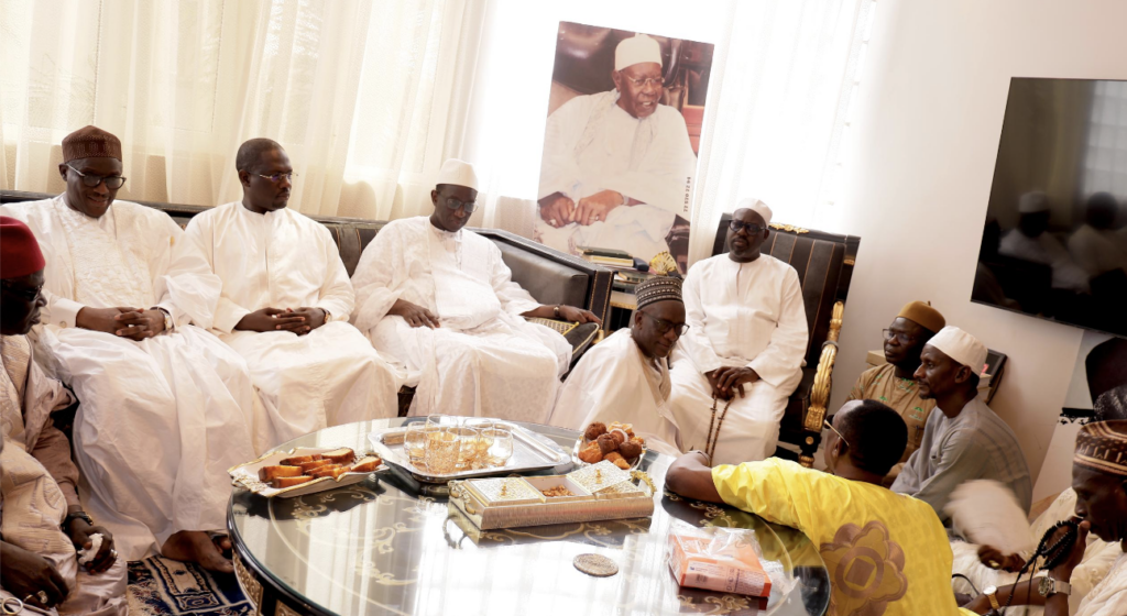 Capture-decran-2025-09-02-a-01.32.15-1024x560 GAMOU 2025 : Le Président Amadou BA effectue son ziar à Tivaouane