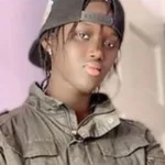 Guigui célèbre une nouvelle bougie avec élégance en noir