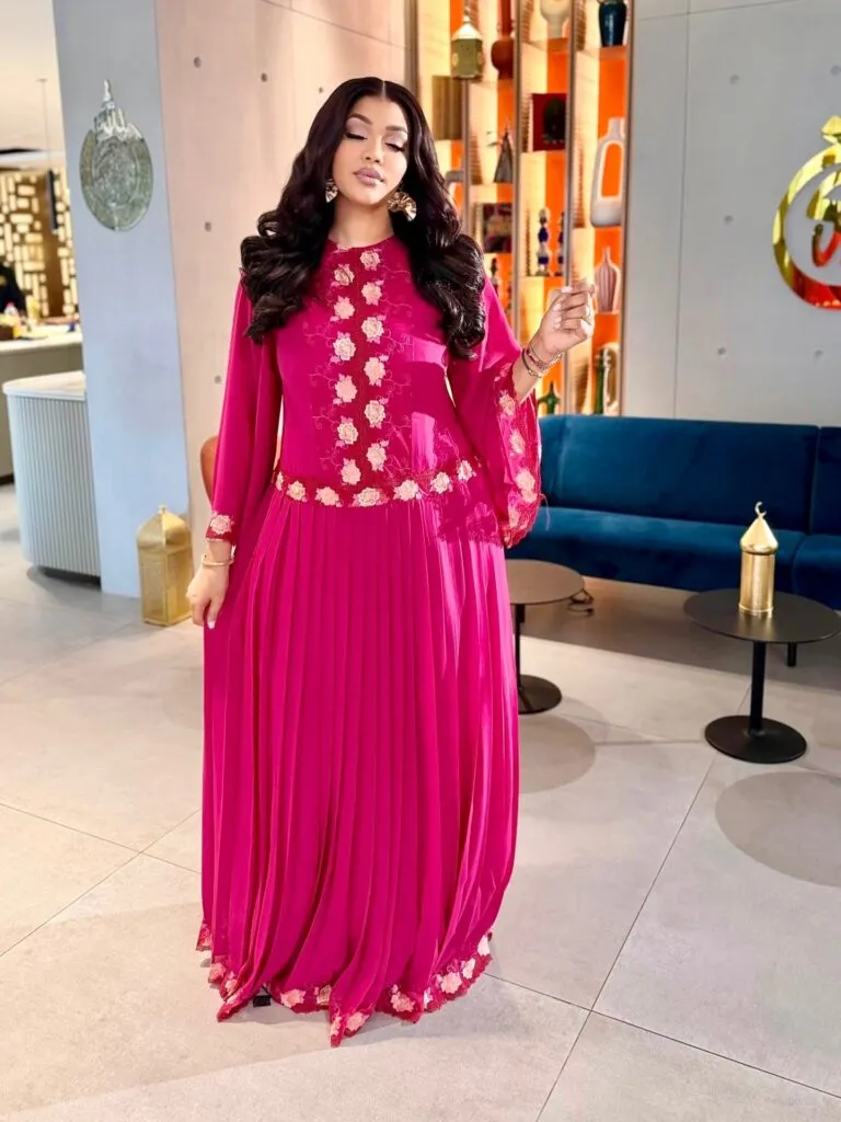 image-13 Ya Awa : l’élégance royale en rose fuchsia