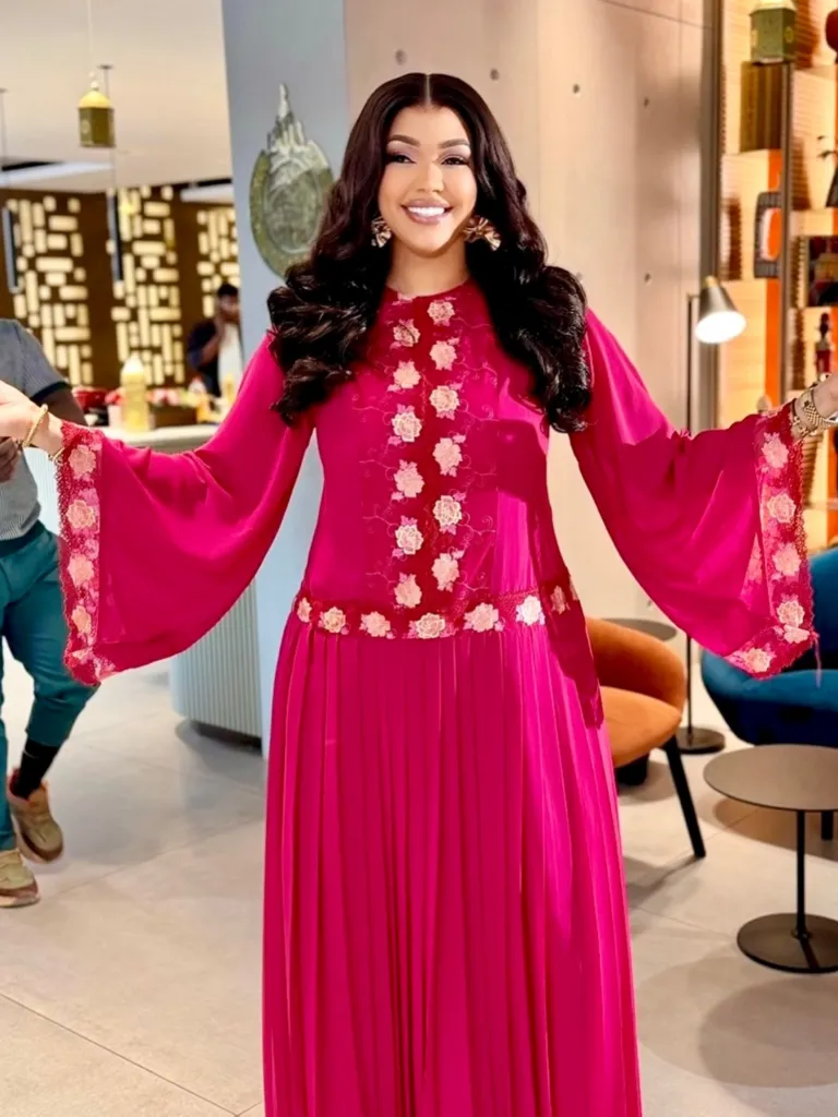 image-14 Ya Awa : l’élégance royale en rose fuchsia