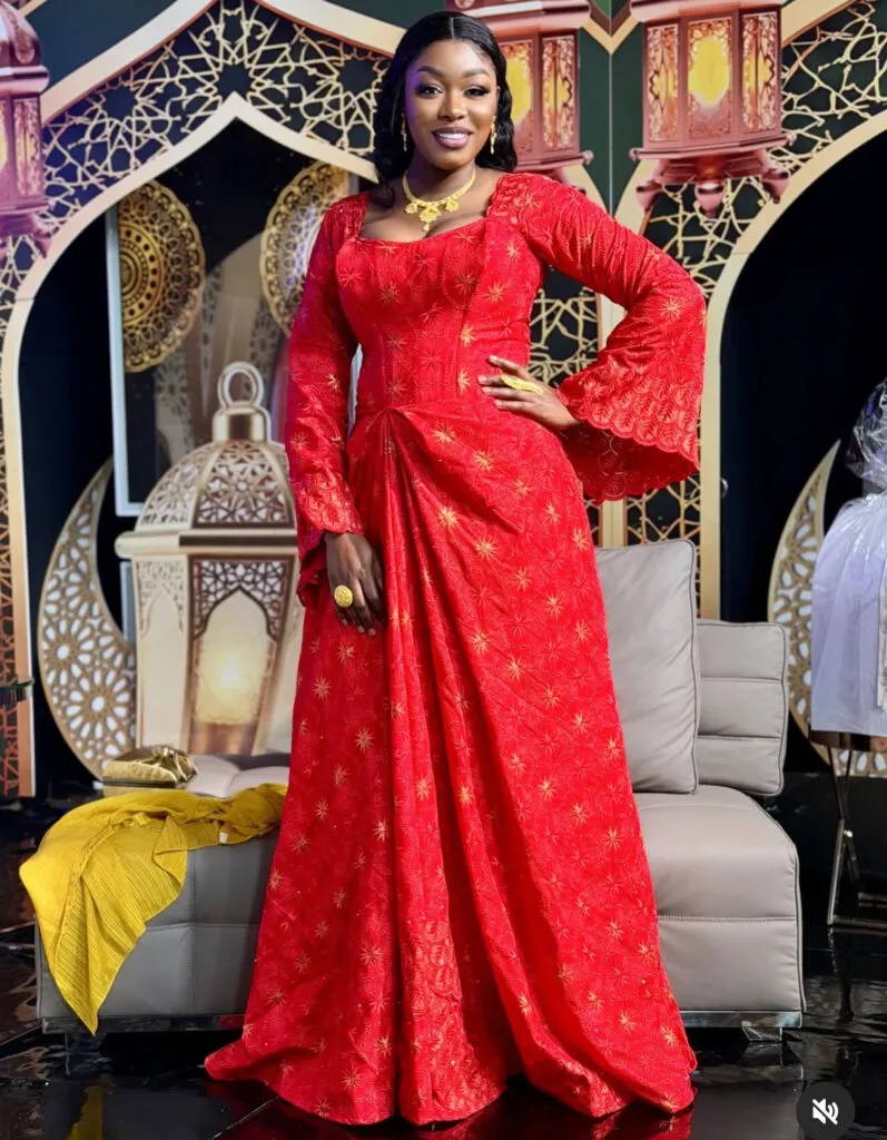 image-2 (Photos)- Bijoux Ndiaye rayonne en rouge sur le plateau de Quartier Général