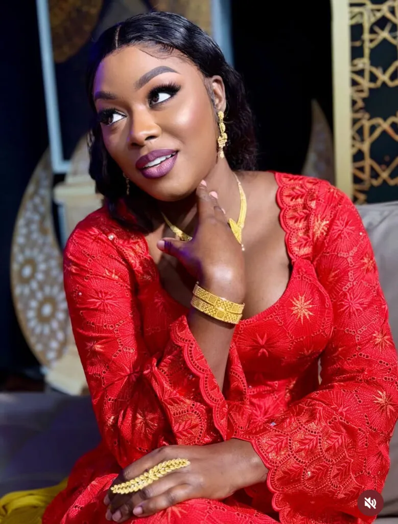 image-3 (Photos)- Bijoux Ndiaye rayonne en rouge sur le plateau de Quartier Général