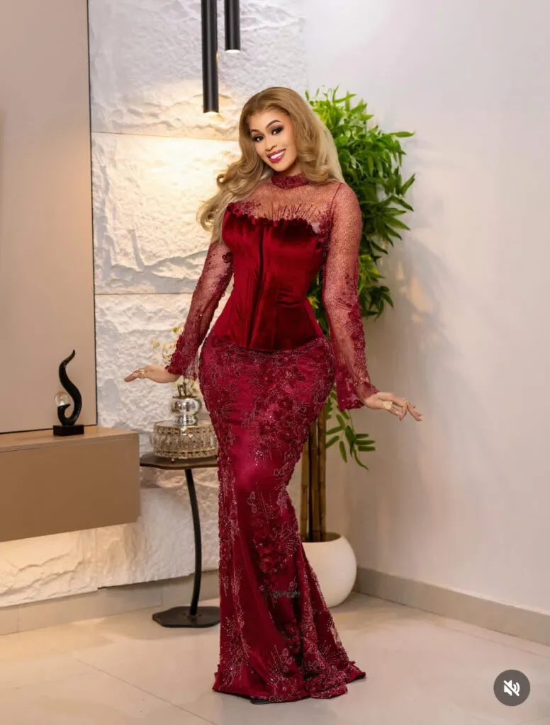 image-39 (Photos)- Ndeye Astou Sall éblouit dans une robe rouge passion